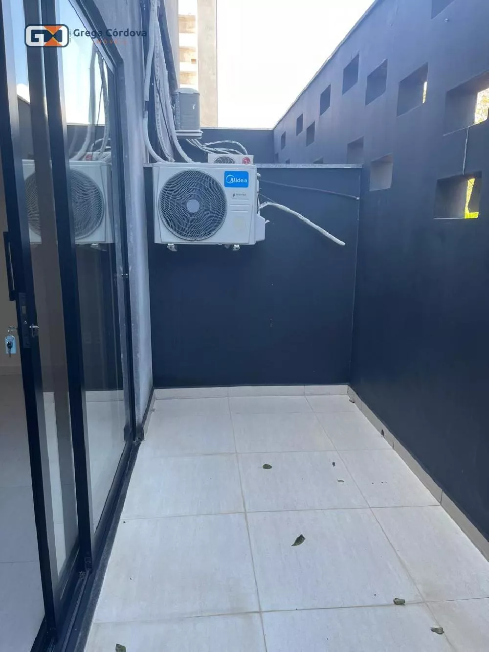 Sala comercial com varanda 