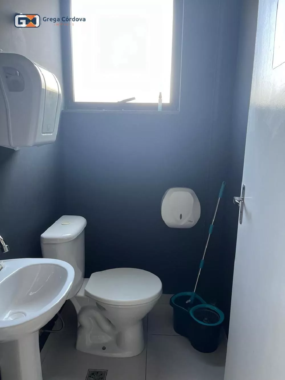 Sala comercial com varanda 