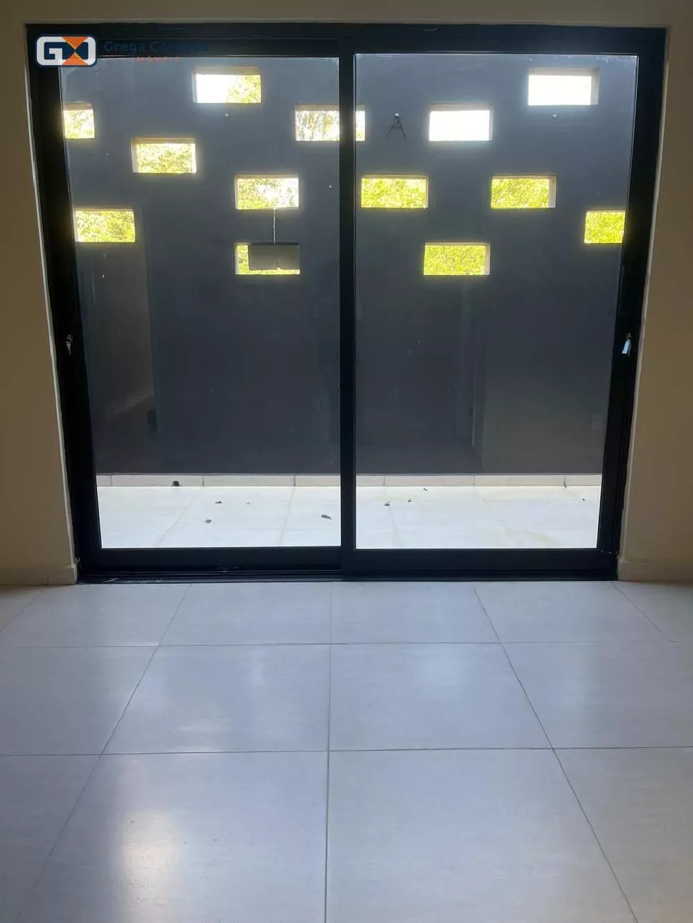 Sala comercial com varanda 