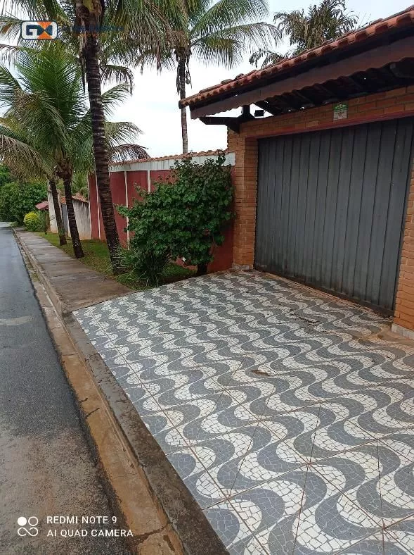 Chácara de 1000 metros com 2 andares, arborizada próximo ao centro de Araçoiaba,