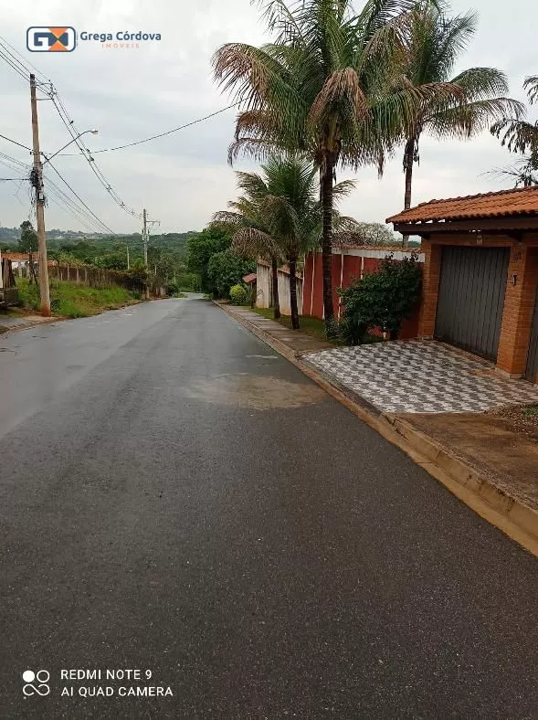 Chácara de 1000 metros com 2 andares, arborizada próximo ao centro de Araçoiaba,