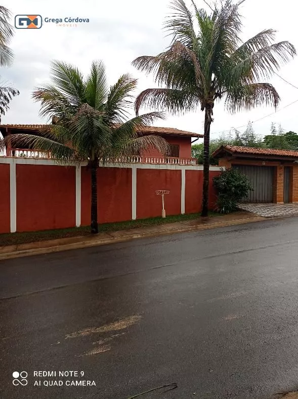 Chácara de 1000 metros com 2 andares, arborizada próximo ao centro de Araçoiaba,