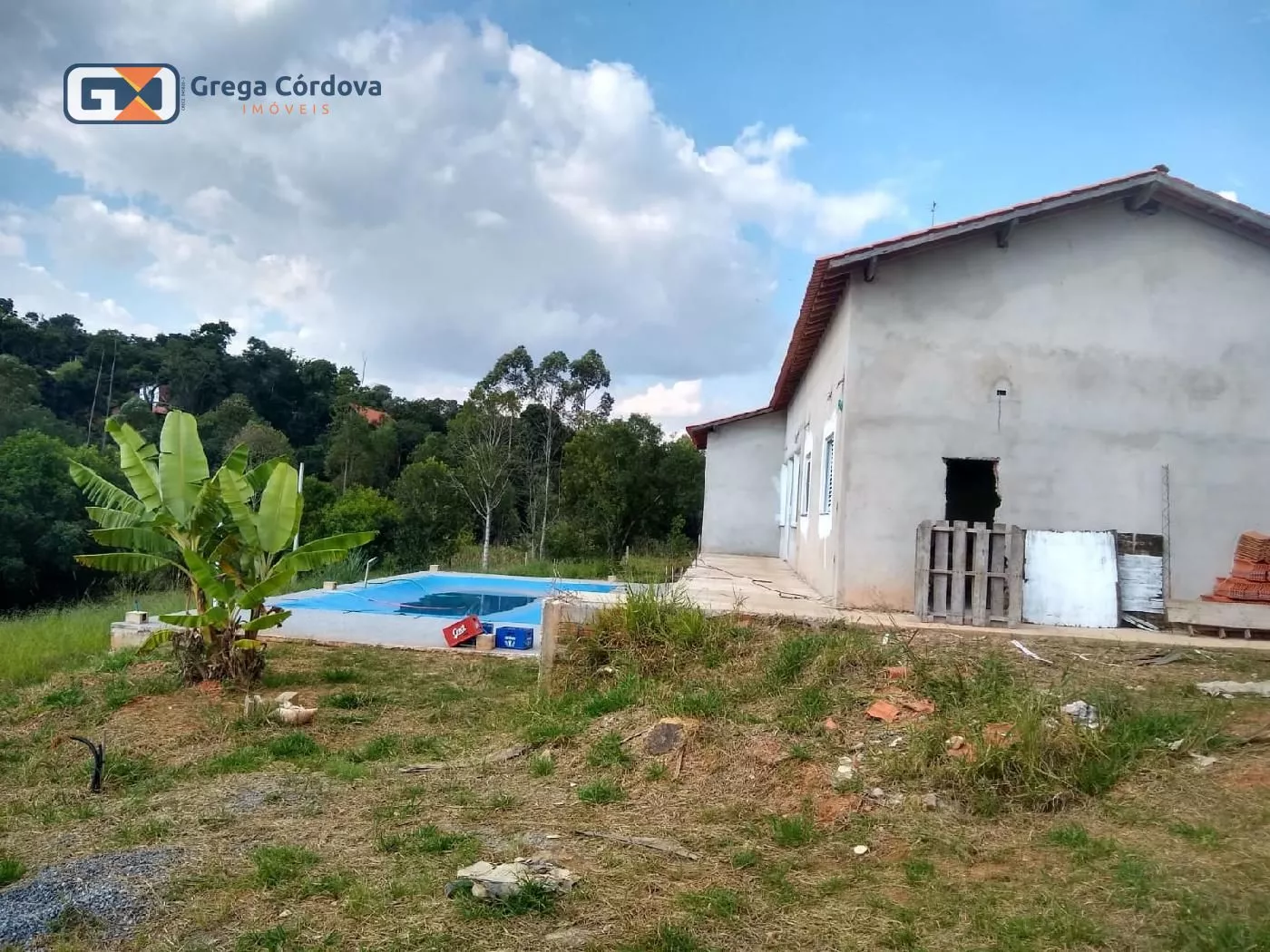 Grande chácara com terreno de 3.800 m2, com área verde
