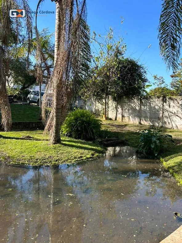 Linda chacara alto padão com lago no centro de Araçoiaba