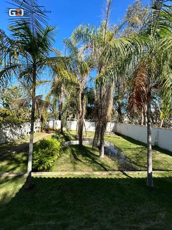 Linda chacara alto padão com lago no centro de Araçoiaba