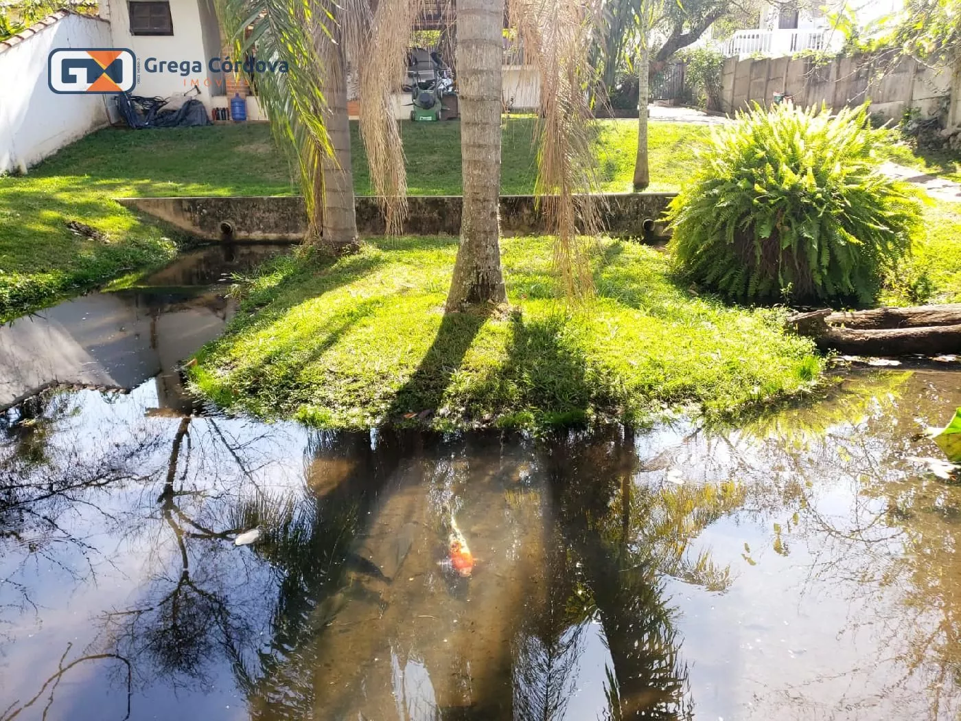 Linda chacara alto padão com lago no centro de Araçoiaba
