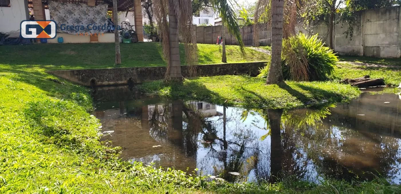 Linda chacara alto padão com lago no centro de Araçoiaba