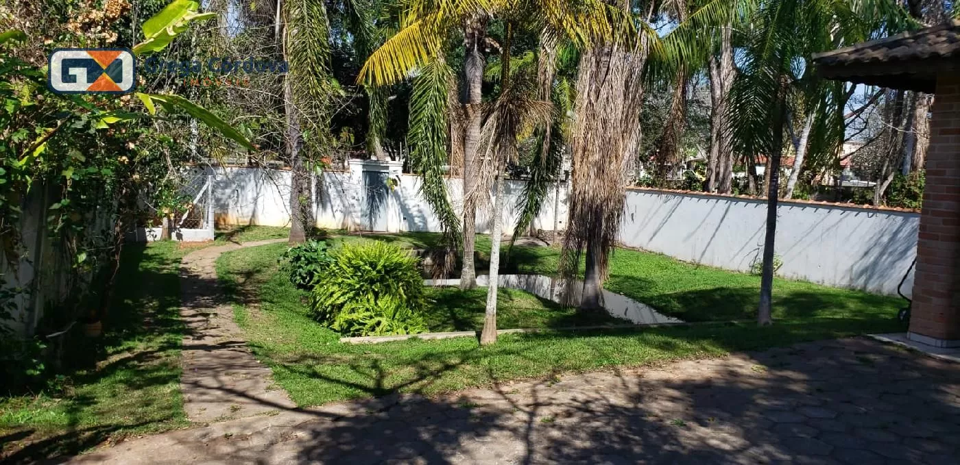 Linda chacara alto padão com lago no centro de Araçoiaba