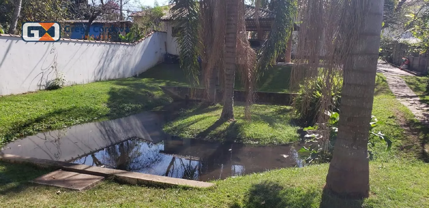Linda chacara alto padão com lago no centro de Araçoiaba