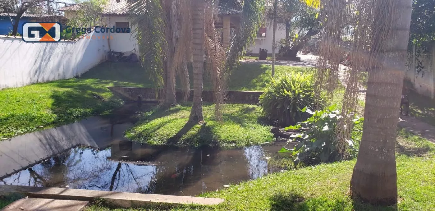 Linda chacara alto padão com lago no centro de Araçoiaba