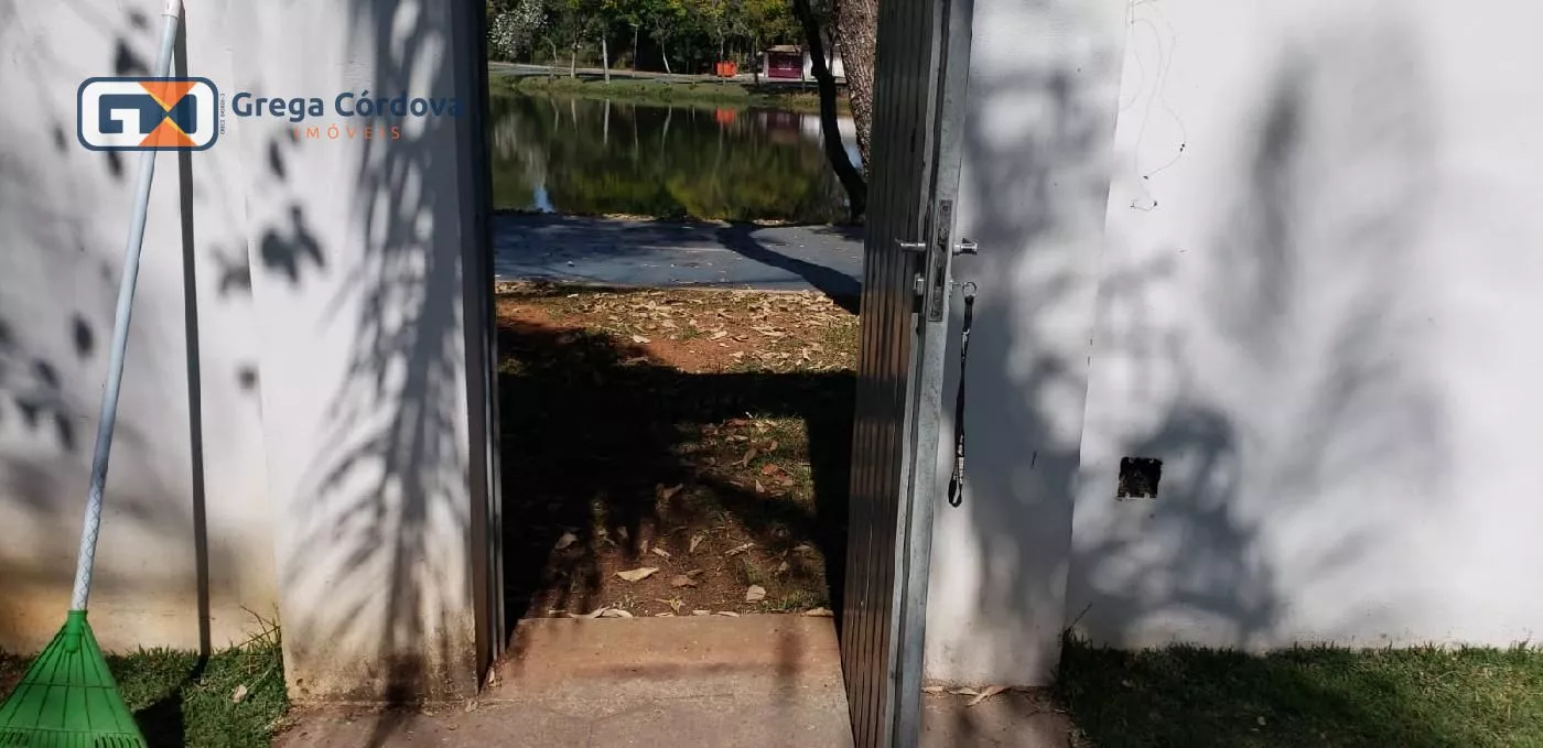 Linda chacara alto padão com lago no centro de Araçoiaba