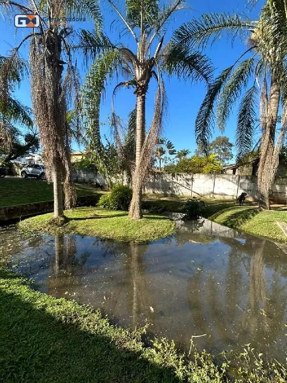 Linda chacara alto padão com lago no centro de Araçoiaba