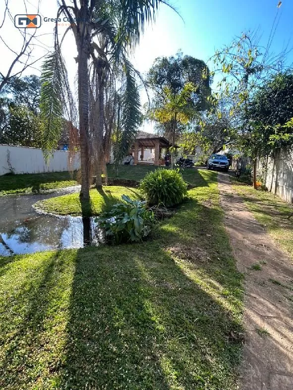 Linda chacara alto padão com lago no centro de Araçoiaba