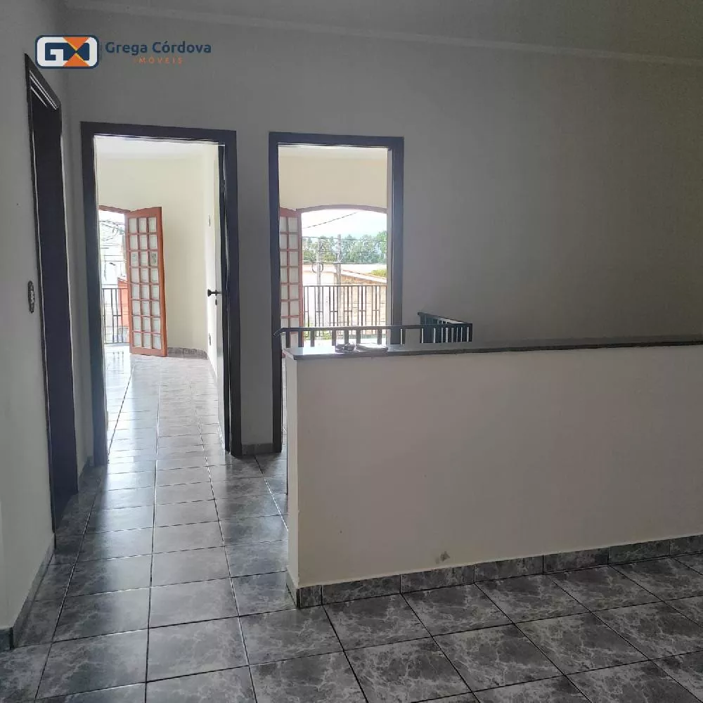 Sobrado misto residencial e comercial no centro de Araçoiaba da Serra.