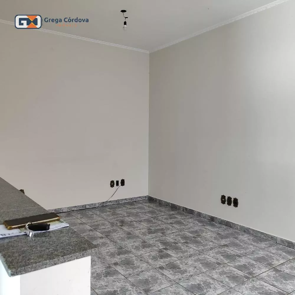 Sobrado misto residencial e comercial no centro de Araçoiaba da Serra.