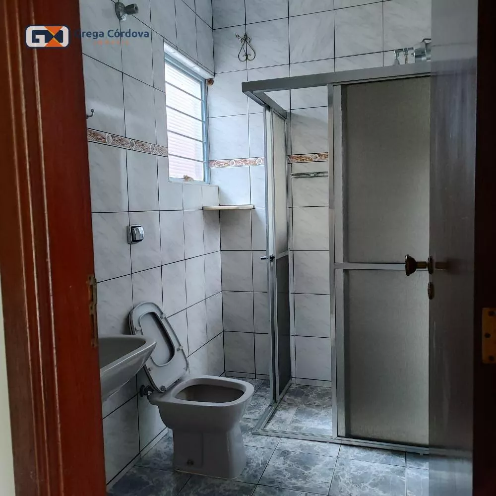 Sobrado misto residencial e comercial no centro de Araçoiaba da Serra.
