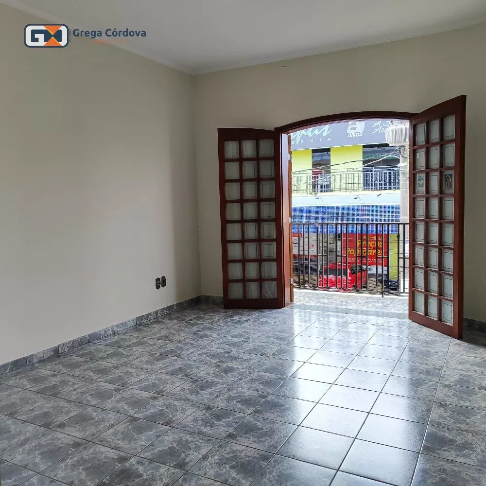 Sobrado misto residencial e comercial no centro de Araçoiaba da Serra.