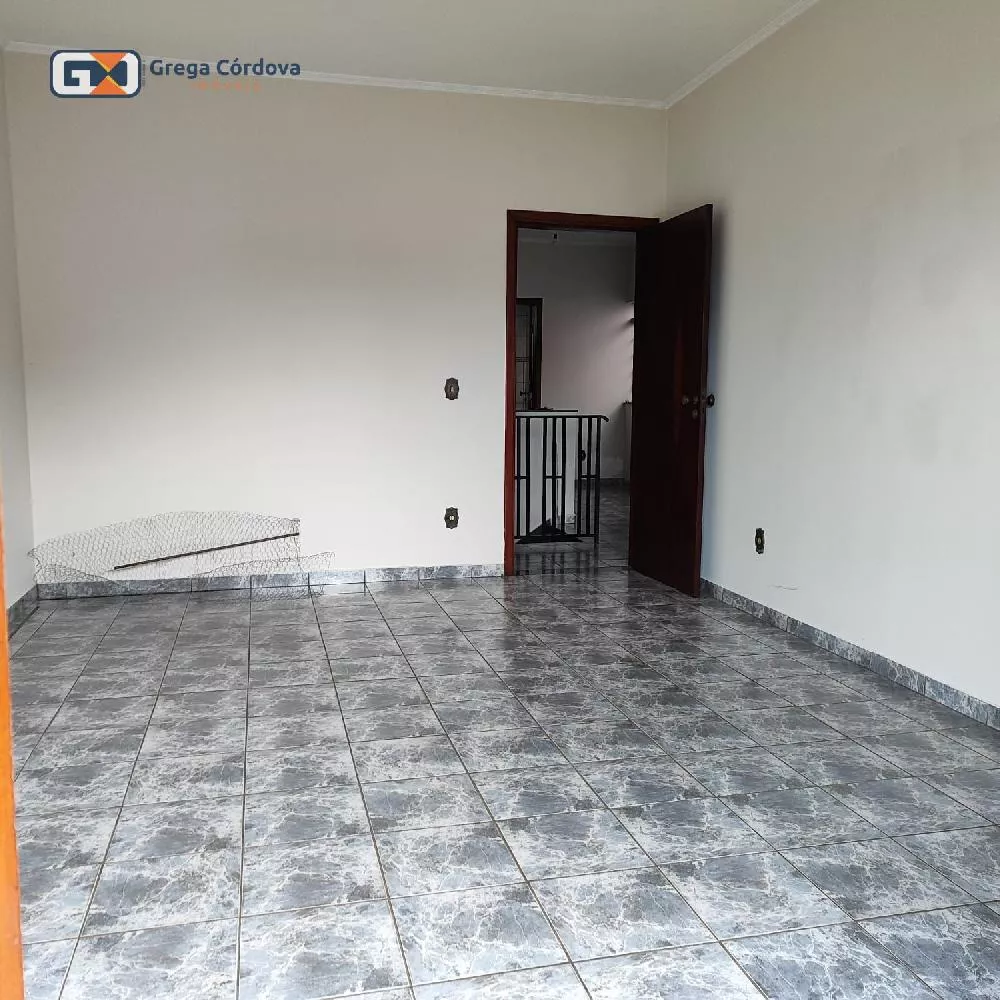 Sobrado misto residencial e comercial no centro de Araçoiaba da Serra.