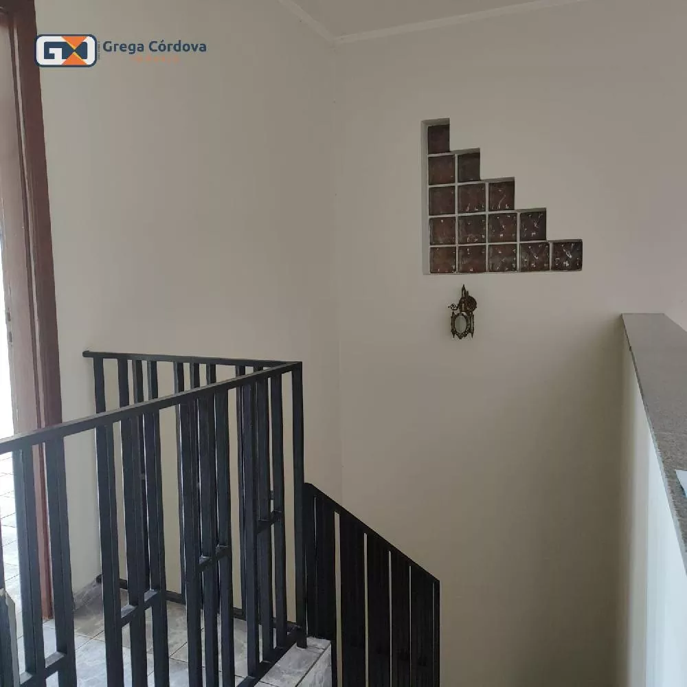 Sobrado misto residencial e comercial no centro de Araçoiaba da Serra.