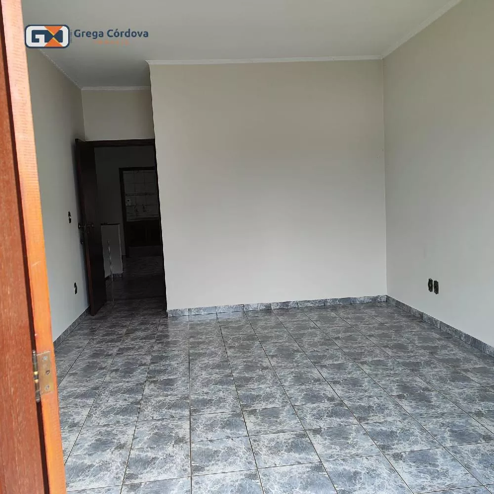 Sobrado misto residencial e comercial no centro de Araçoiaba da Serra.
