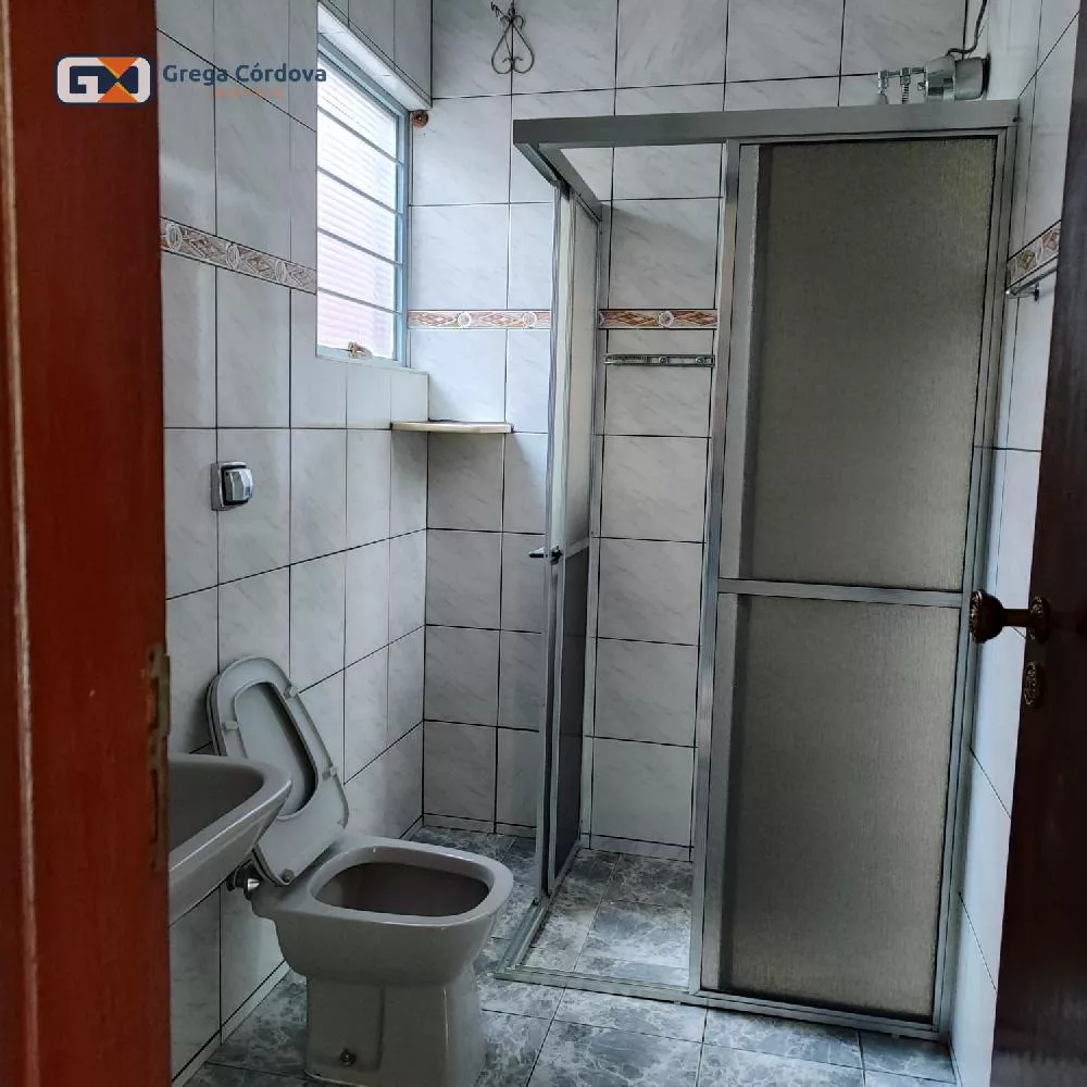 Sobrado misto residencial e comercial no centro de Araçoiaba da Serra.