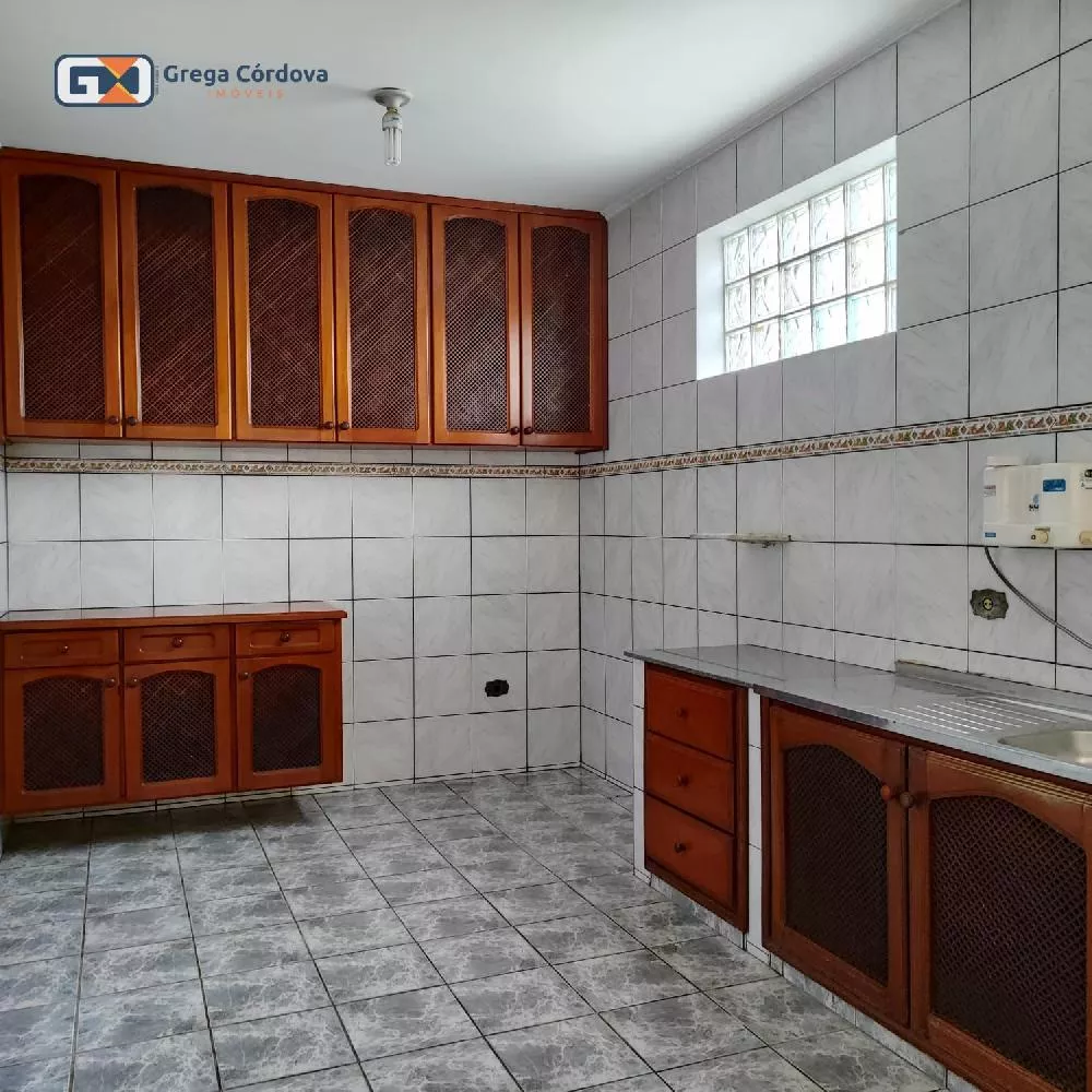 Sobrado misto residencial e comercial no centro de Araçoiaba da Serra.
