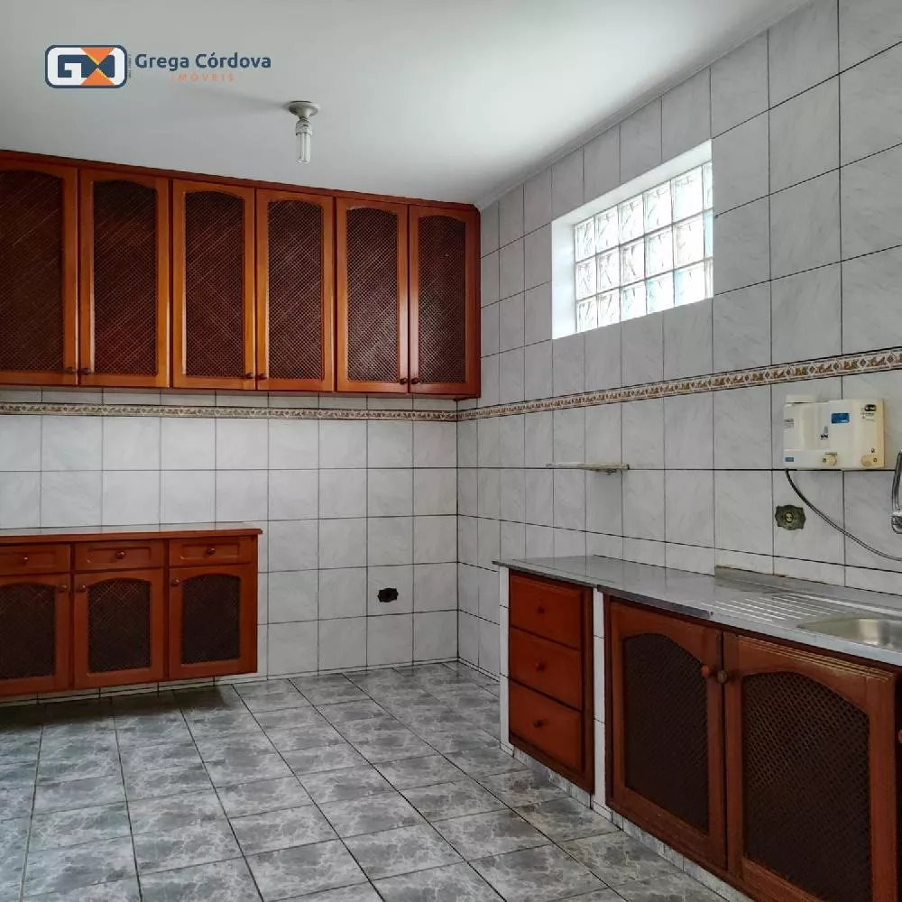 Sobrado misto residencial e comercial no centro de Araçoiaba da Serra.