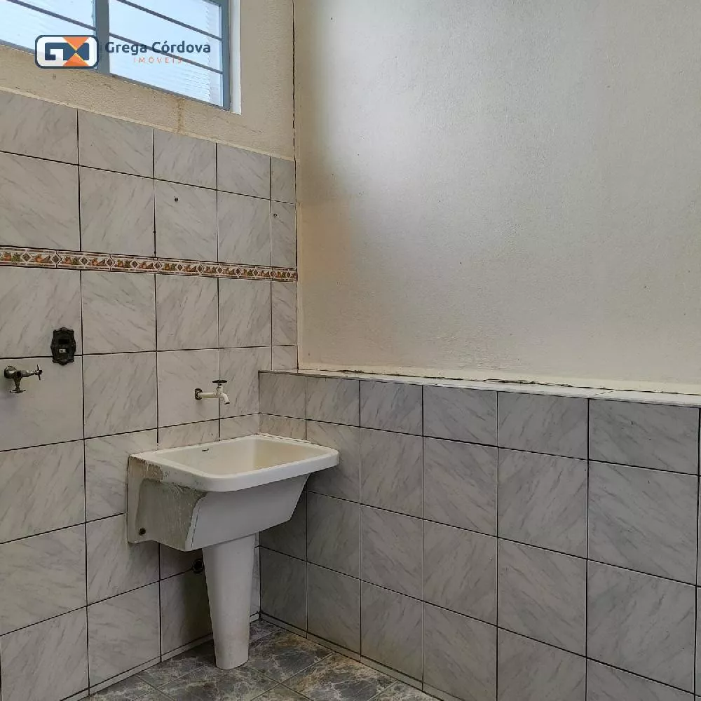 Sobrado misto residencial e comercial no centro de Araçoiaba da Serra.