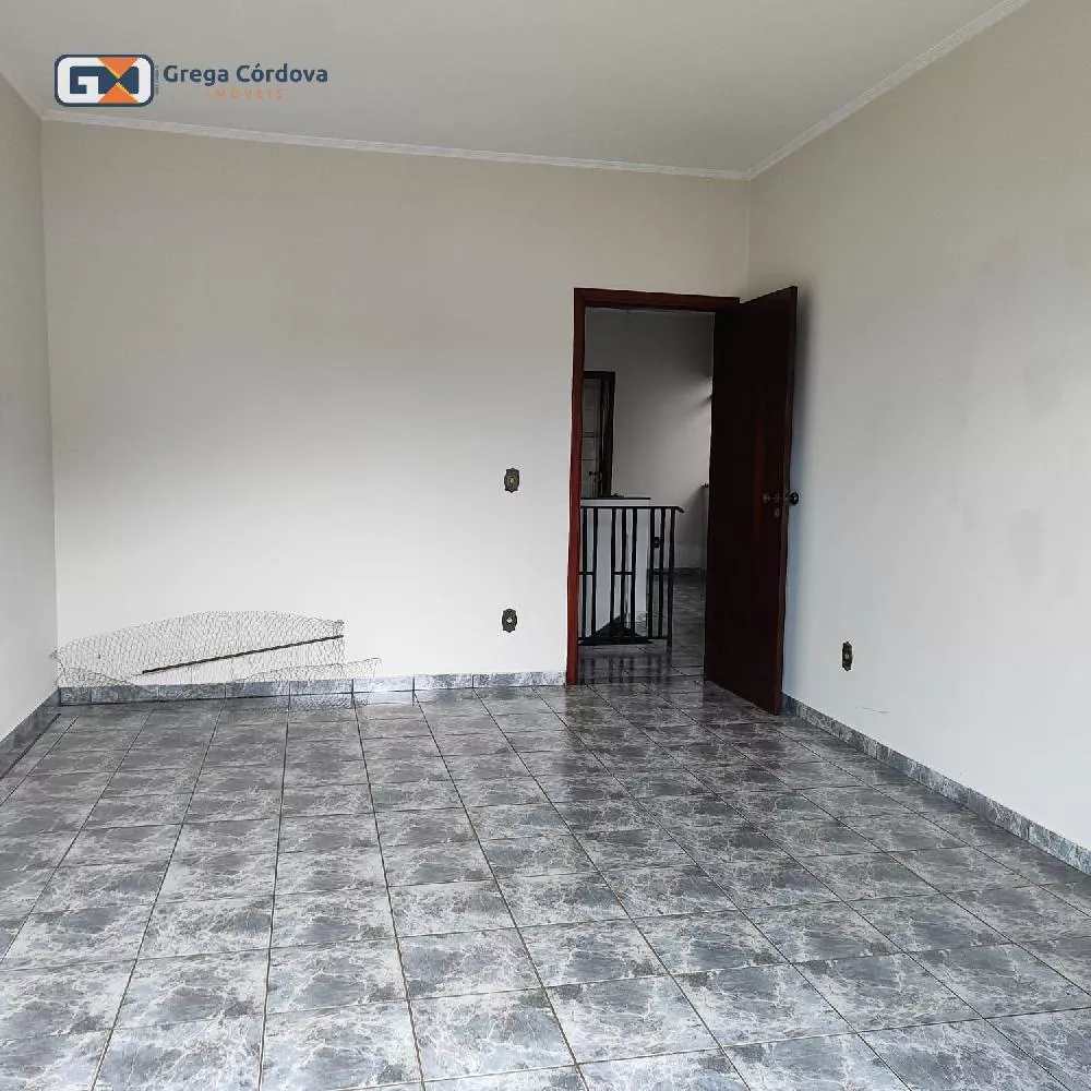 Sobrado misto residencial e comercial no centro de Araçoiaba da Serra.