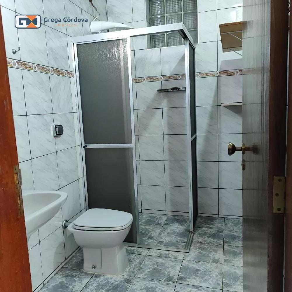 Sobrado misto residencial e comercial no centro de Araçoiaba da Serra.