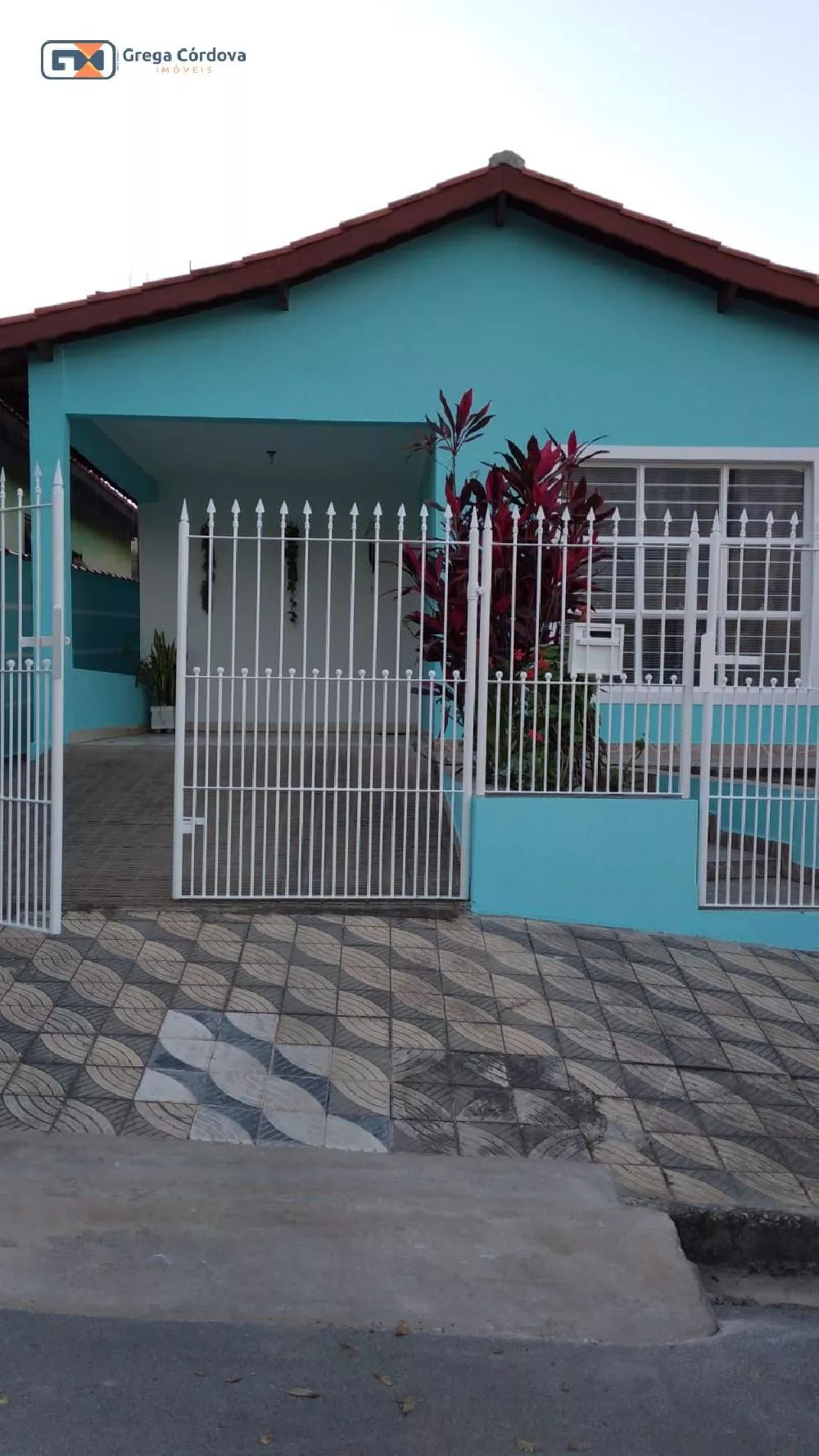 Casa grande com 3 dormitorios  com uma edicula nos fundos com 2 dormitórios
