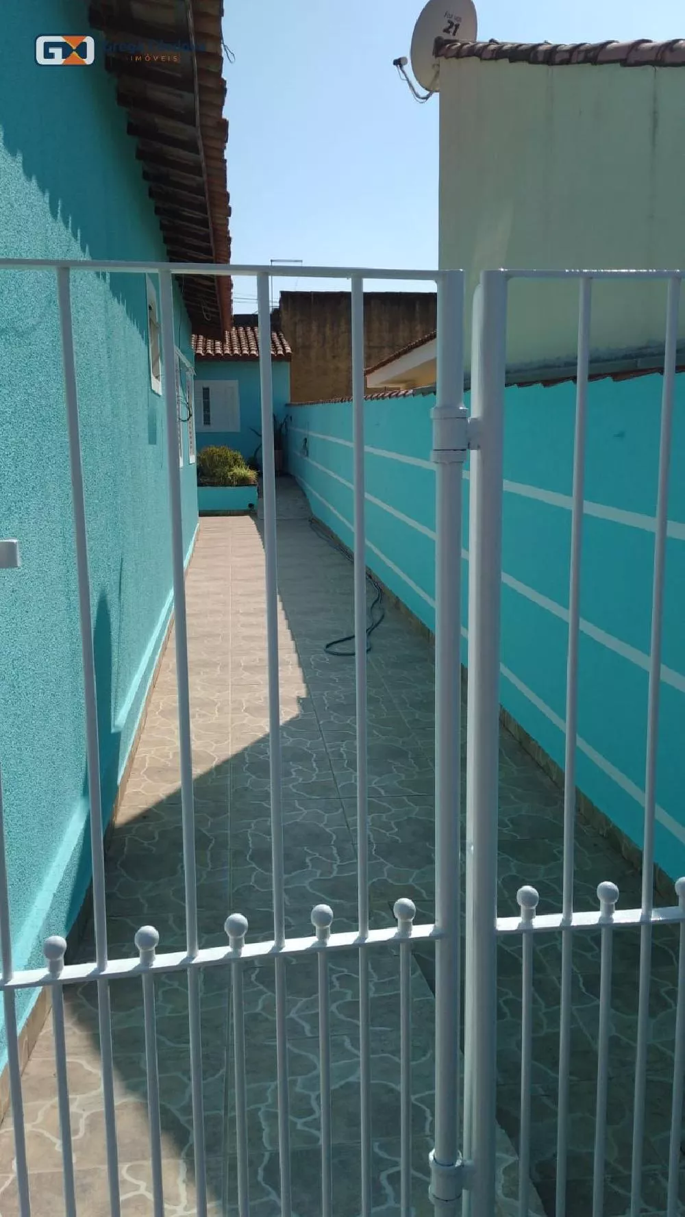 Casa grande com 3 dormitorios  com uma edicula nos fundos com 2 dormitórios