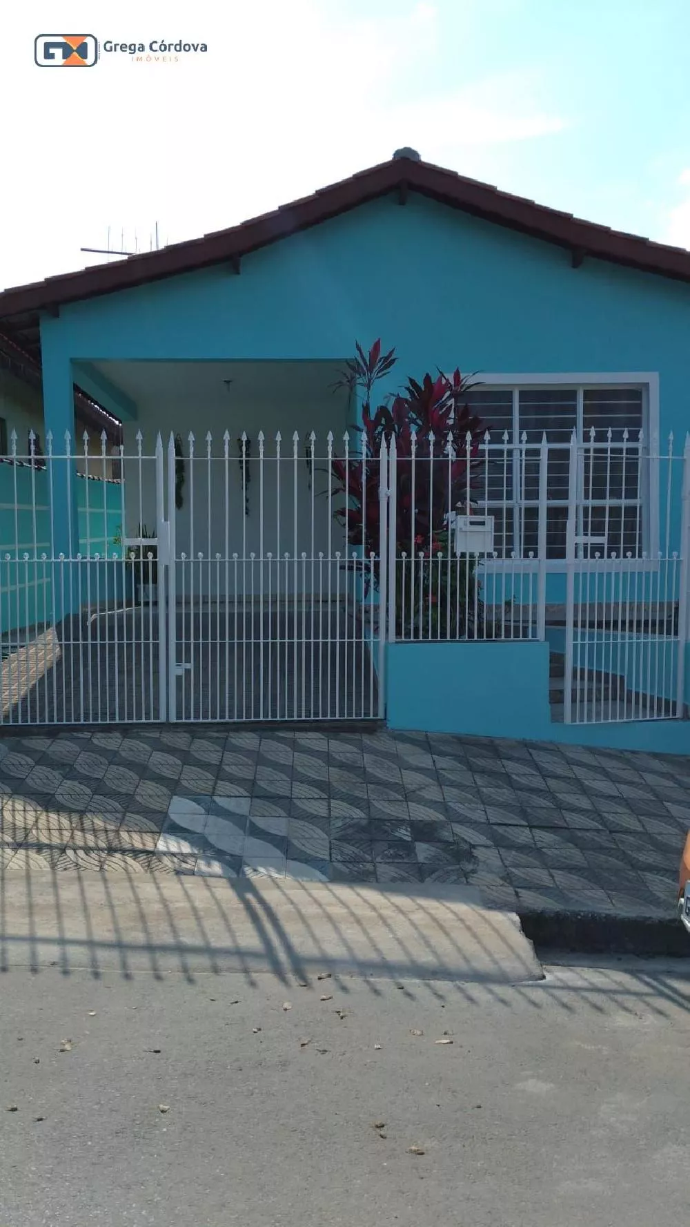 Casa grande com 3 dormitórios e edícula nos fundos.
