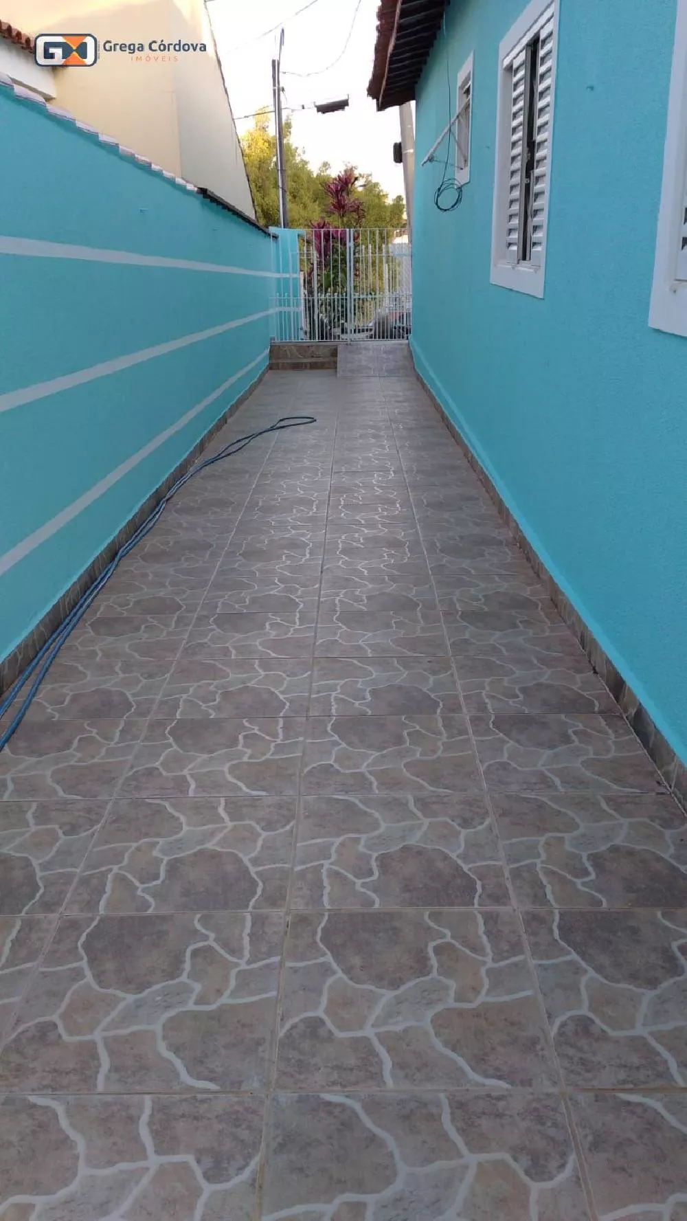Casa grande com 3 dormitorios  com uma edicula nos fundos com 2 dormitórios