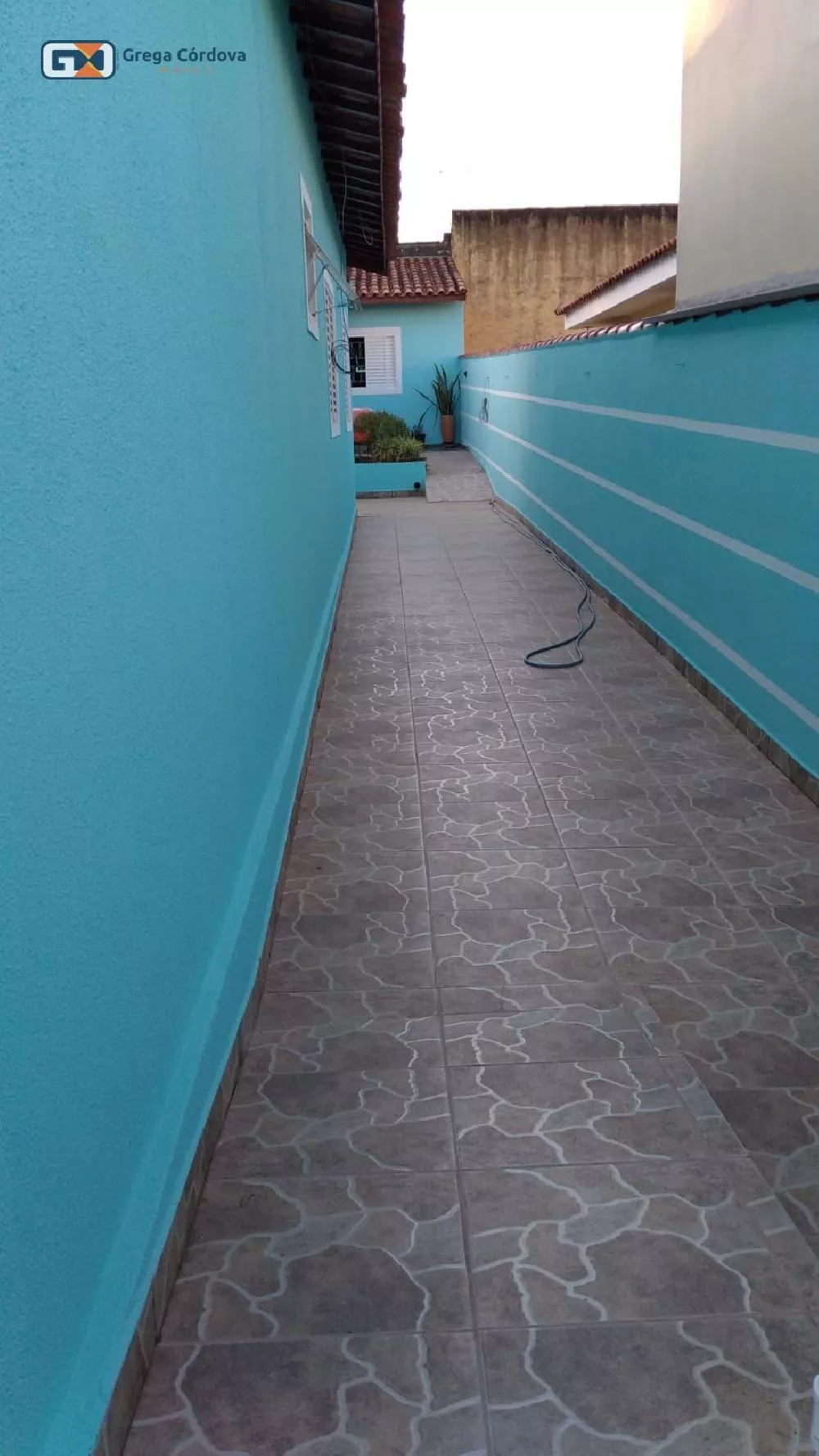 Casa grande com 3 dormitorios  com uma edicula nos fundos com 2 dormitórios
