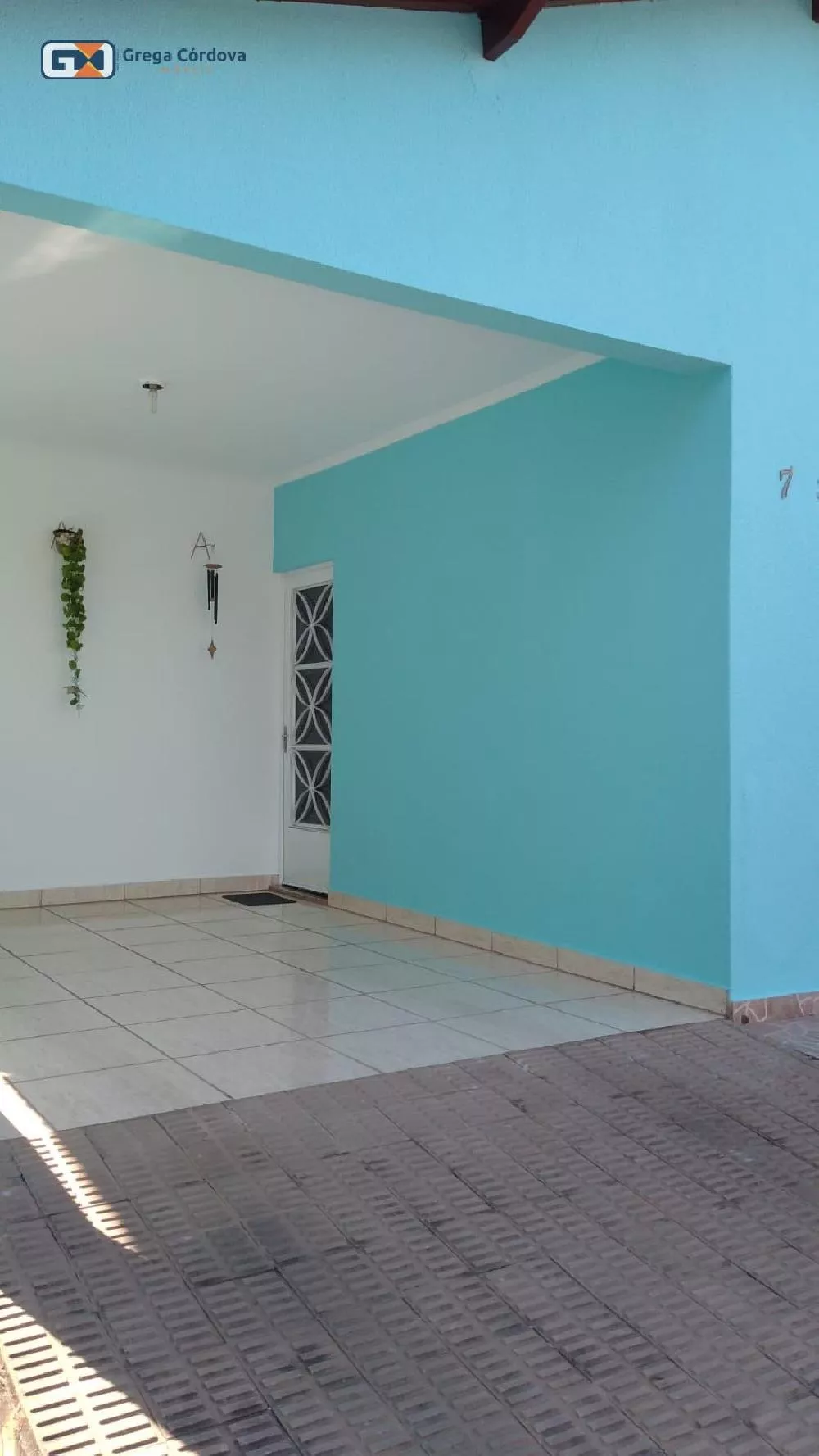 Casa grande com 3 dormitorios  com uma edicula nos fundos com 2 dormitórios