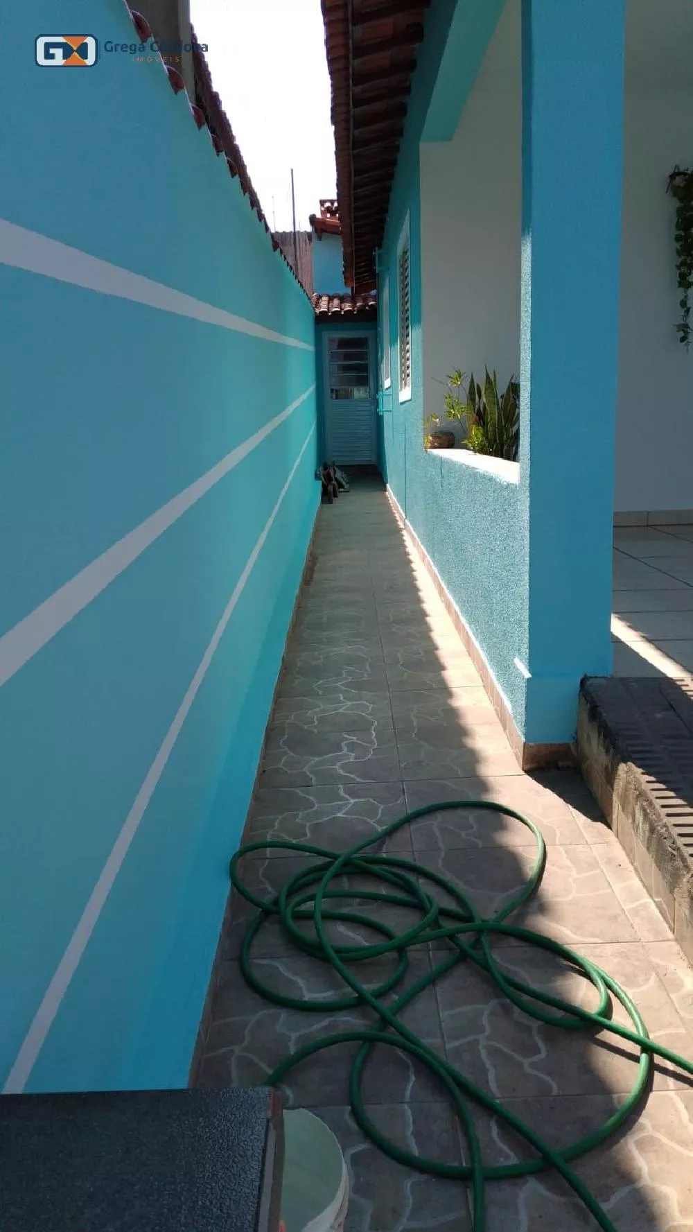 Casa grande com 3 dormitorios  com uma edicula nos fundos com 2 dormitórios